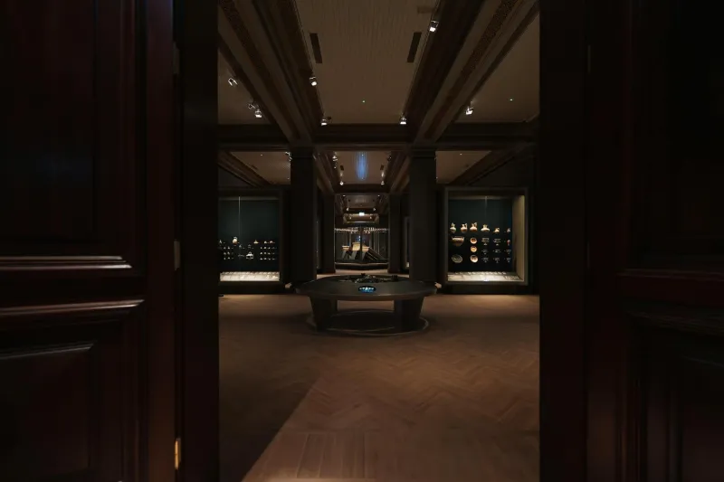 The Psychology of Desire: How Auction House Masters Turn Objects into Obsessions