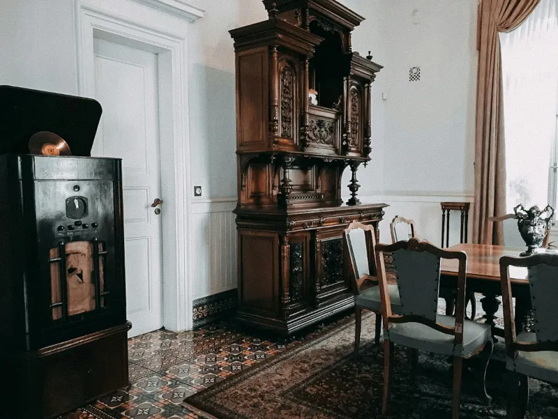 Period Homes as Stage Sets: Why Georgian Bones Need Bold Souls